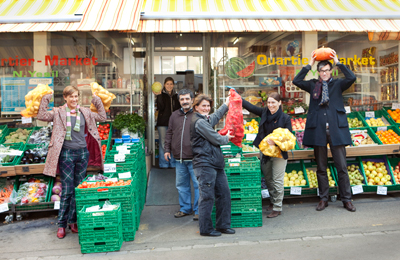 Nur und Ferman Yesil (Mitte), Carrotmob-Organisatoren vor dem Quartier-Market.