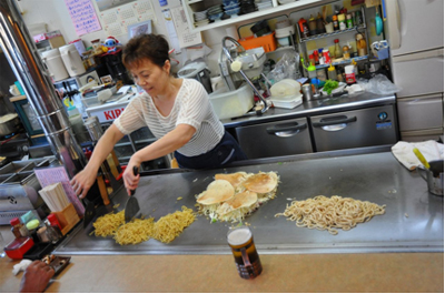 Mama Sakata, Ronjas Schwiegermutter, am Teppan in ihrem Okonomyaki-Restaurant in Hiroshima. (Foto: Ronja Sakata)