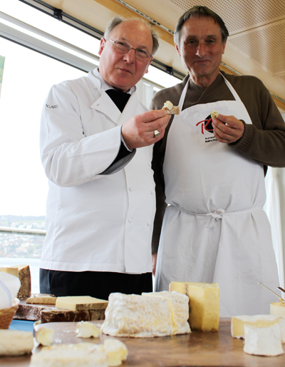 Zwei Käsepäpste promoten französischen Fromage: Maître Bernard Antony (l.) und Rolf Beeler.