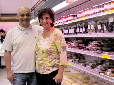 Mario Abbamonte und Tina Abbamonte-Aleardi vor Produkten der eigenen Food-Linie.