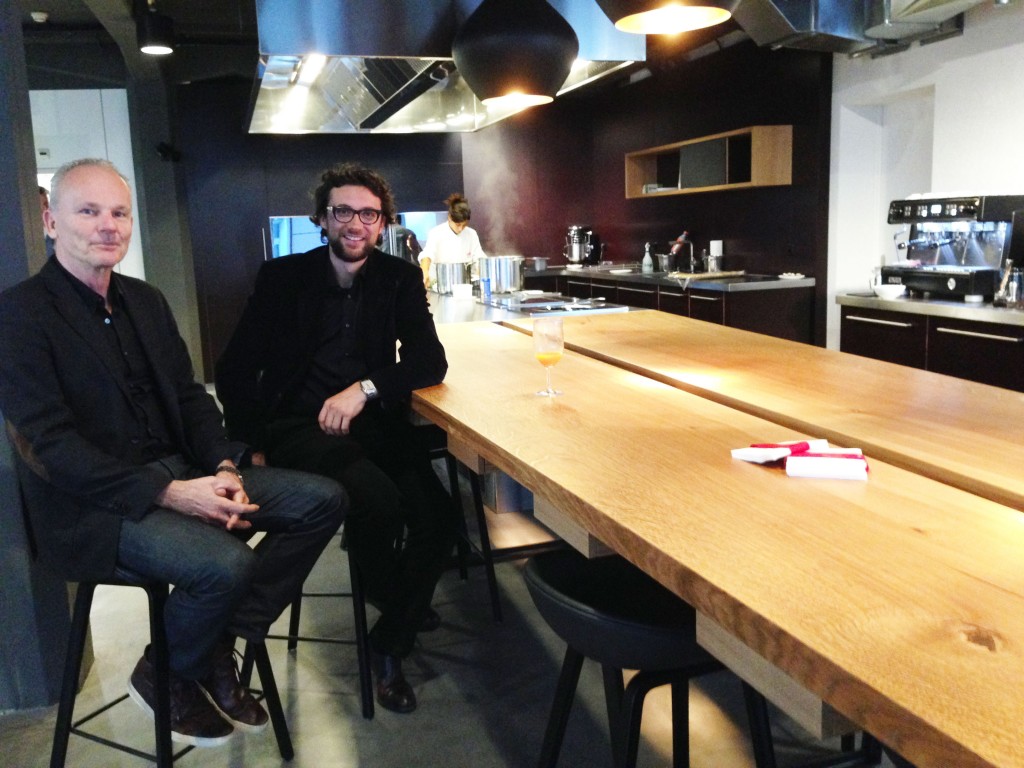 Andrin Willi, Chefredaktor Marmite (r.) und Architekt Karsten Schmidt-Hoensdorf im neuen "food lab".