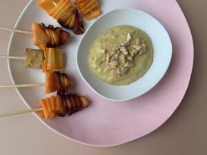 Tofu-Gemüse-Spiesschen mit Erdnuss-Sauce (Satay-Spiesschen)