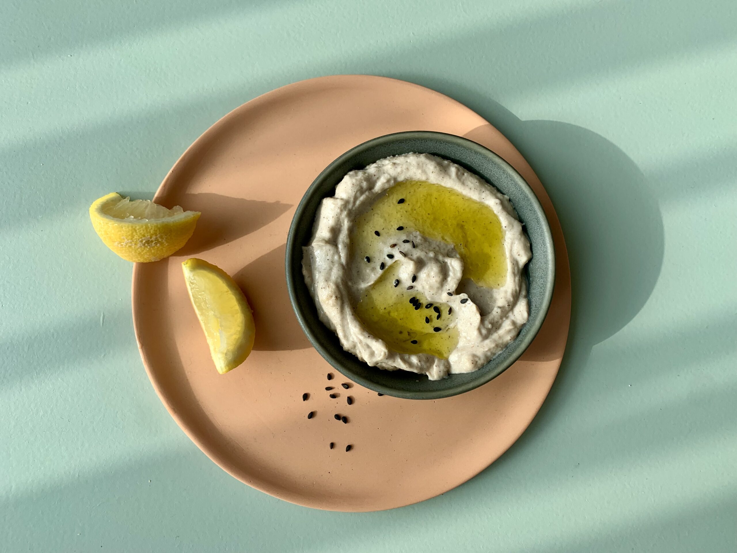 Ackerbohnen-Humus mit Zitrone und Sesam