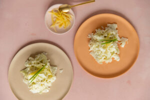 Roher Blumenkohl-Salat mit gebratenem Strunk