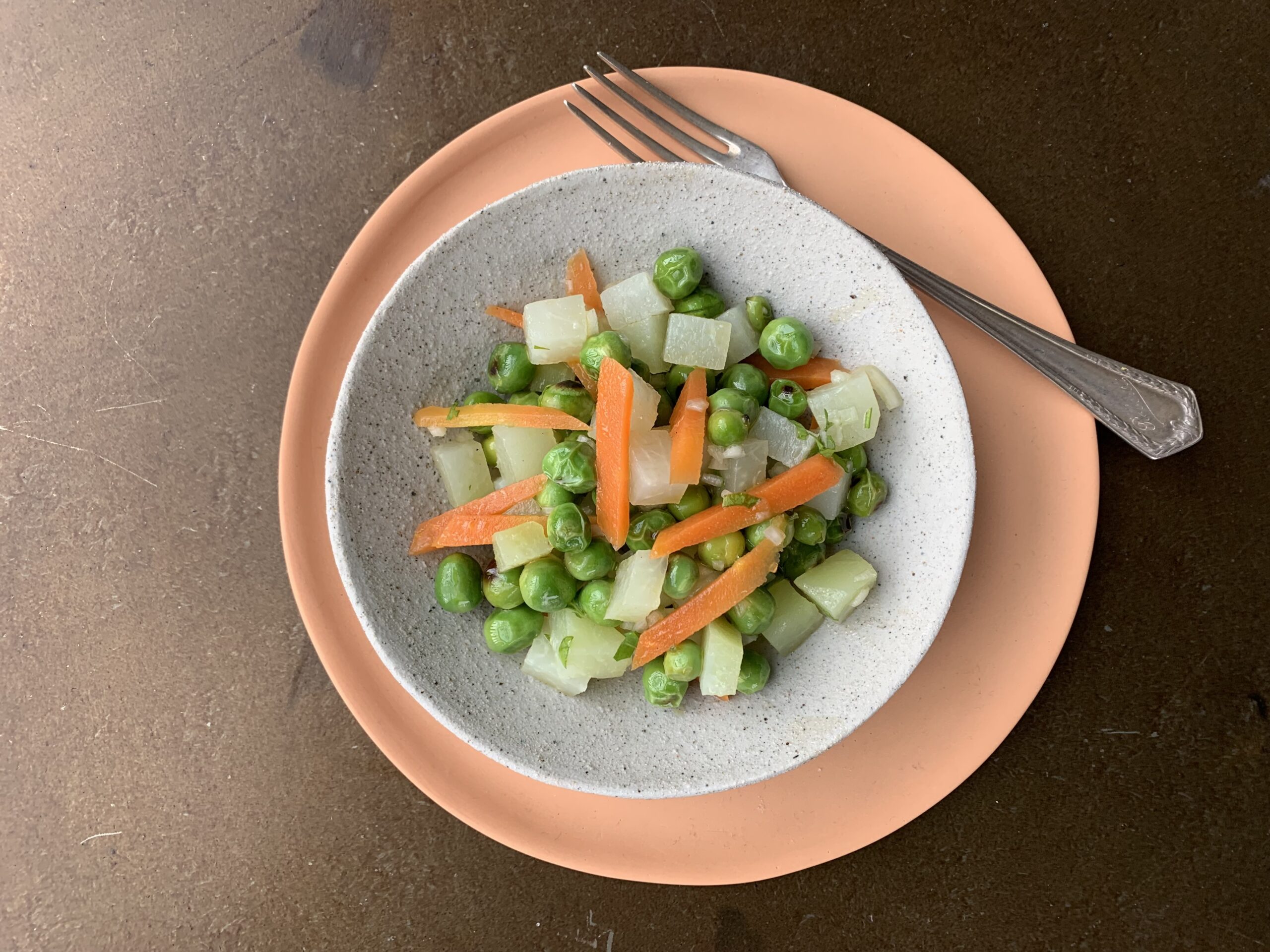Gegrillte Erbsen in Frühlingssalat