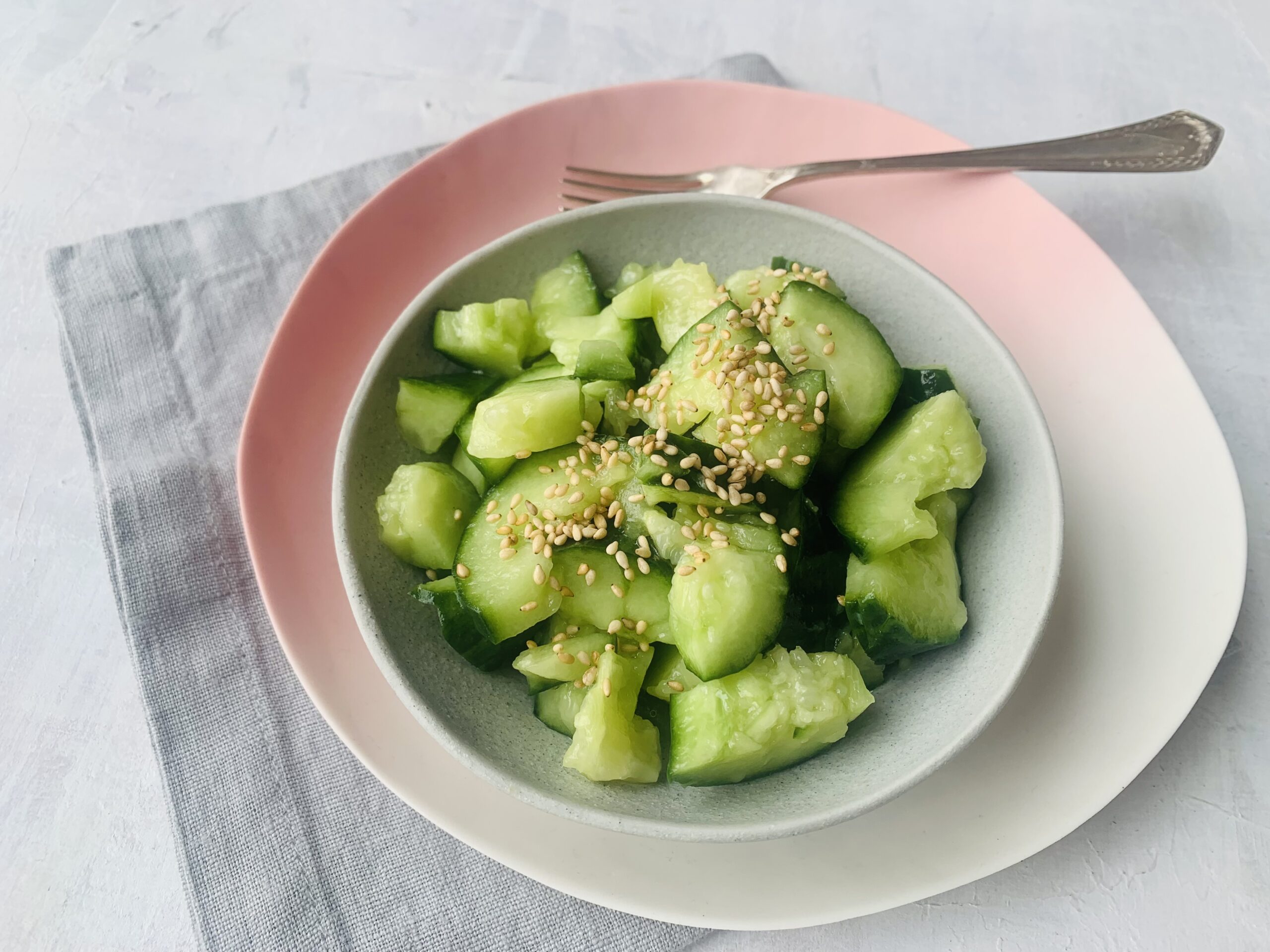 Smashed Gurkensalat mit Sesam