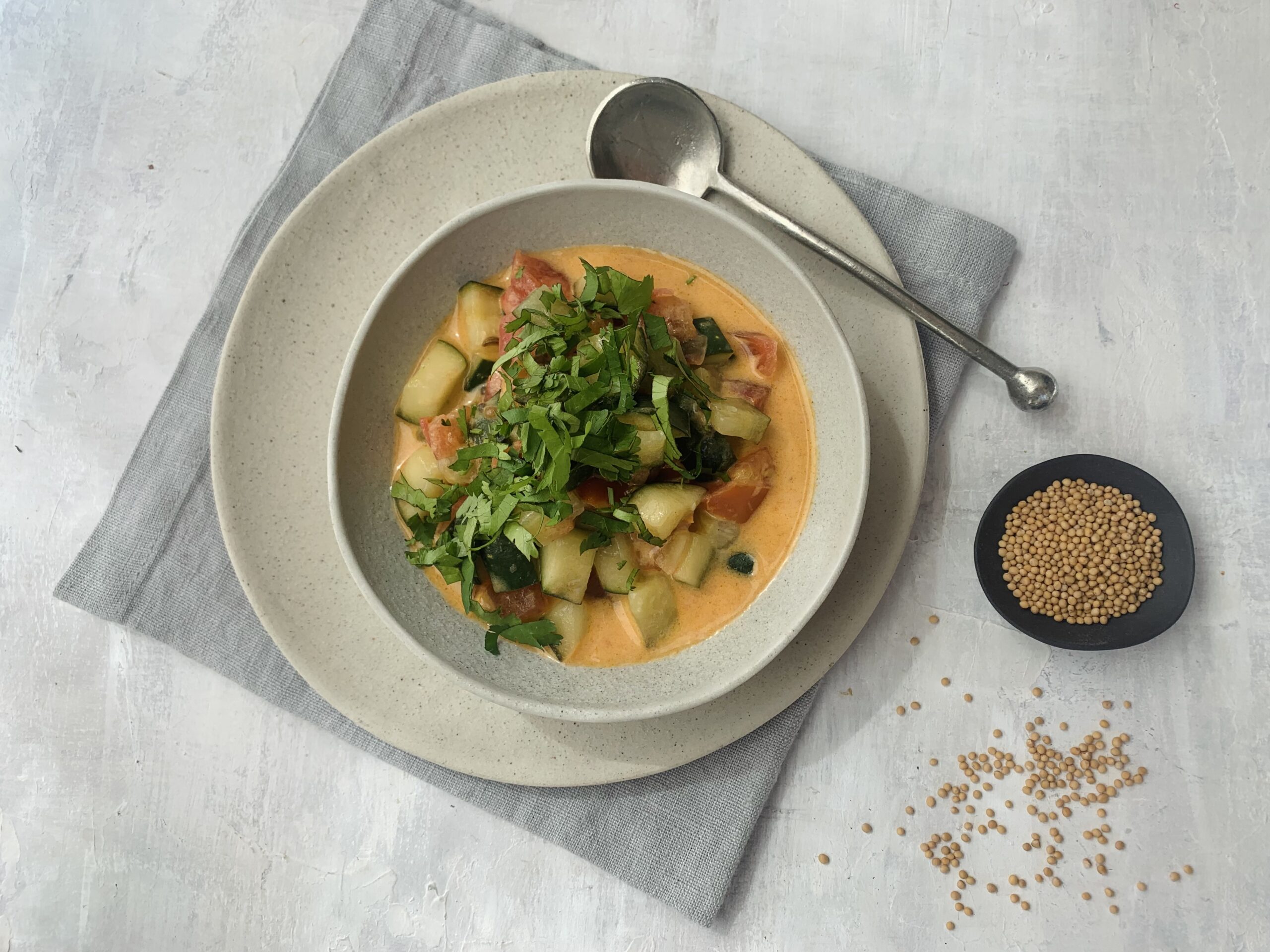 Curry mit Gurken und Tomaten