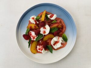 Tomaten-Himbeer-Salat mit Pfirsich und Basilikum