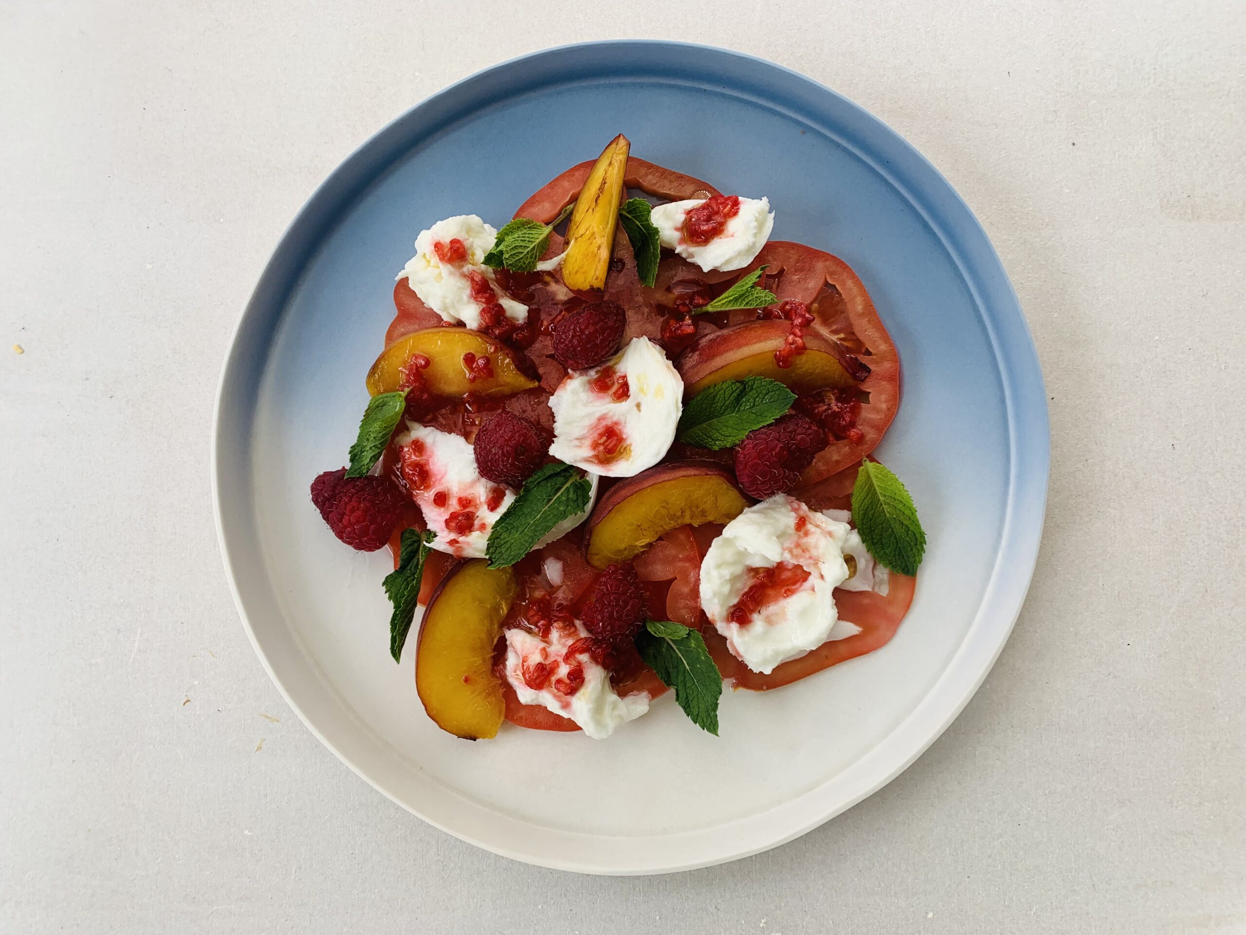 Tomaten-Himbeer-Salat mit Pfirsich und Basilikum