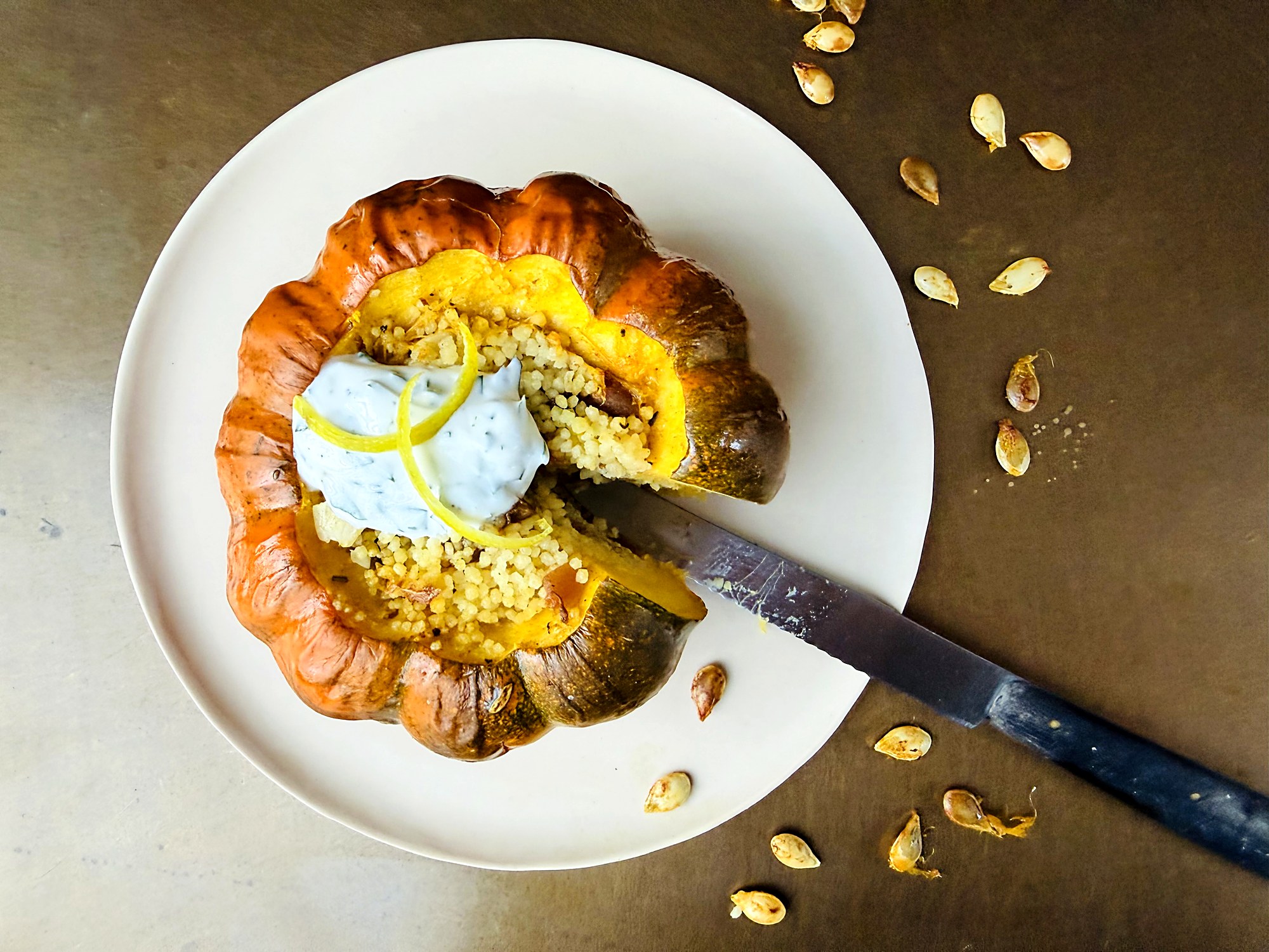 Mandarin-Kürbis gefüllt mit Couscous und Aprikosen