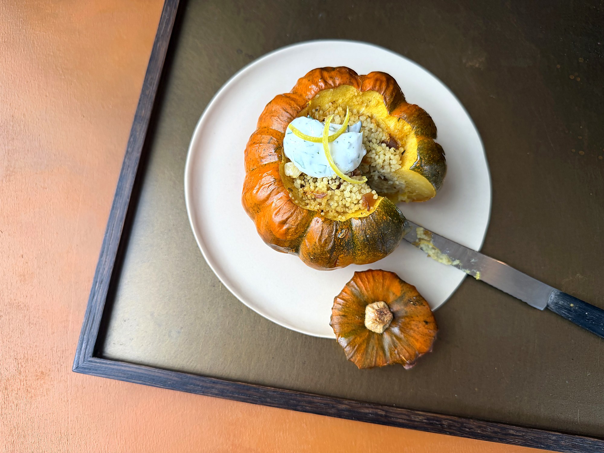 Gefüllter Mandarin-Kürbis mit Deckel und Joghurtsauce