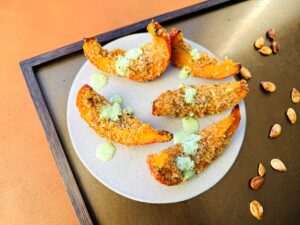 Kürbisschnitze mit Kräuterpanade und Green Chutney